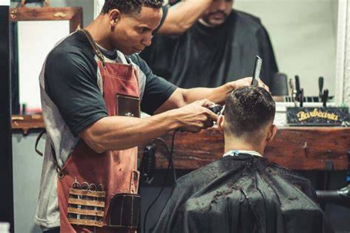 How many barbers and hairdressers are there in the US?