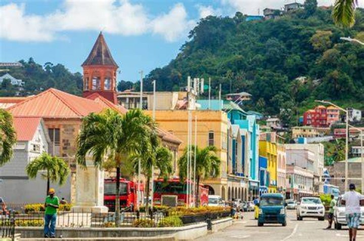 How many tourists visit St Vincent?