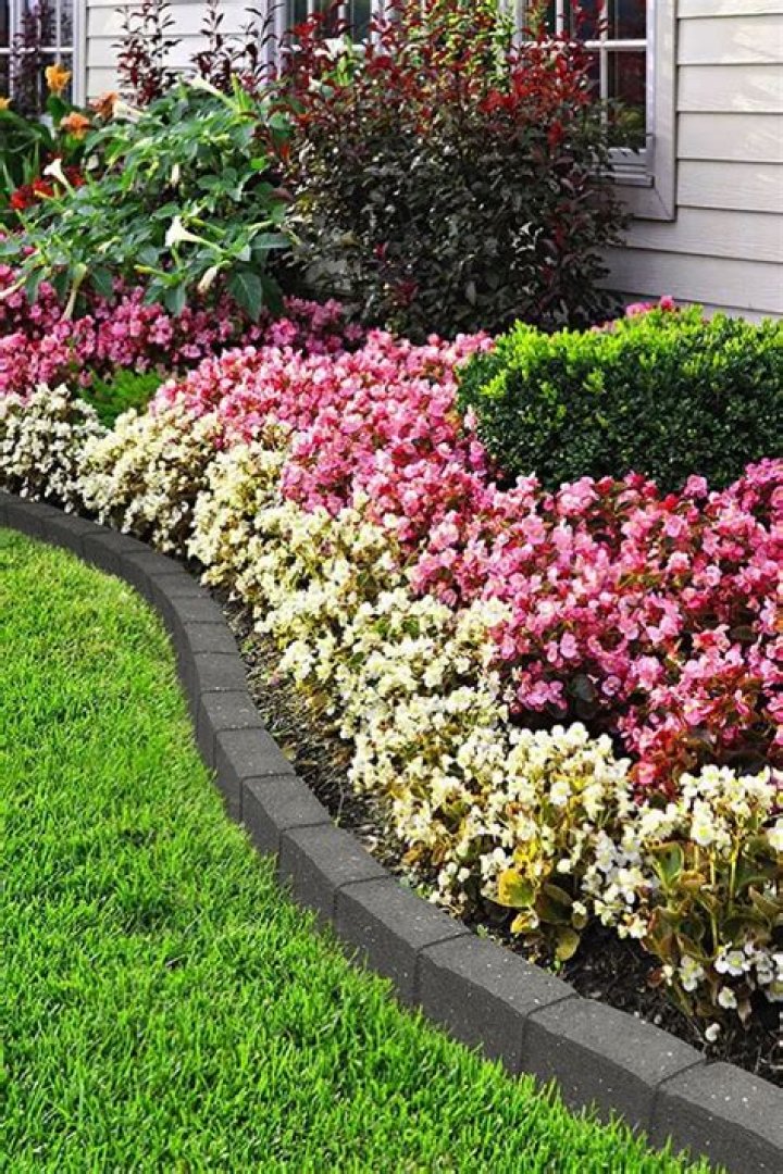 How much does it cost to edge a flower bed?