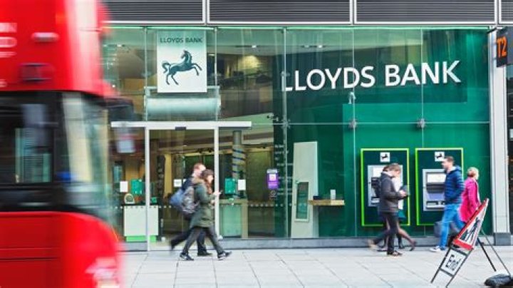 Is Lloyds Bank Open during lockdown?