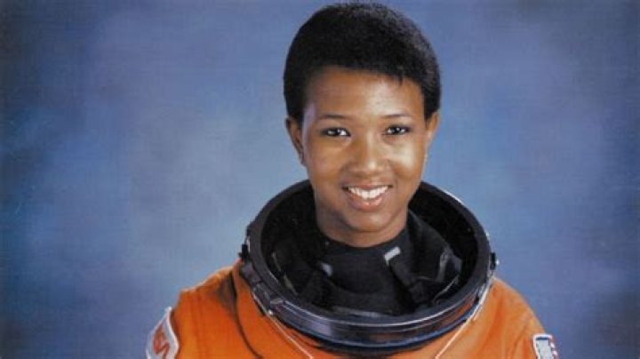 What are some things Mae Jemison liked to do as a child?