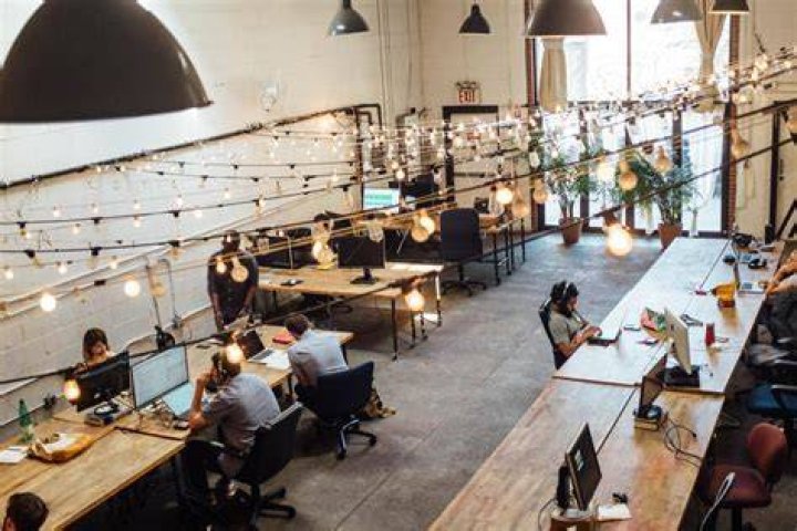 What is a standard working week in Australia?