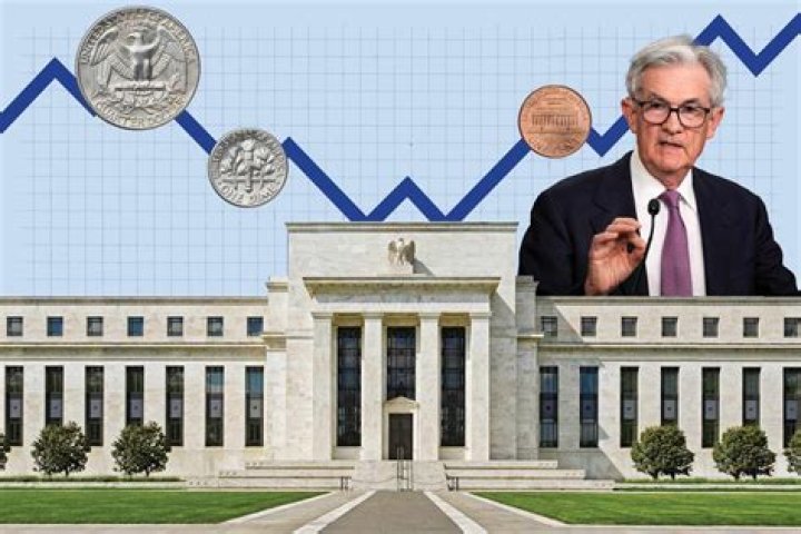 What is the percentage that the Federal Reserve requires banks to keep on reserve at all times?