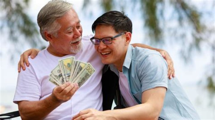 Who receives the money of a cheque?